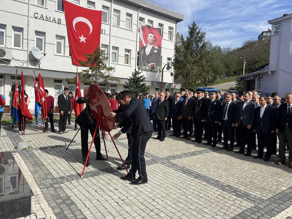 Cumhuriyet Bayramı Dolayısıyla Çelenk Sunma Töreni Düzenlendi